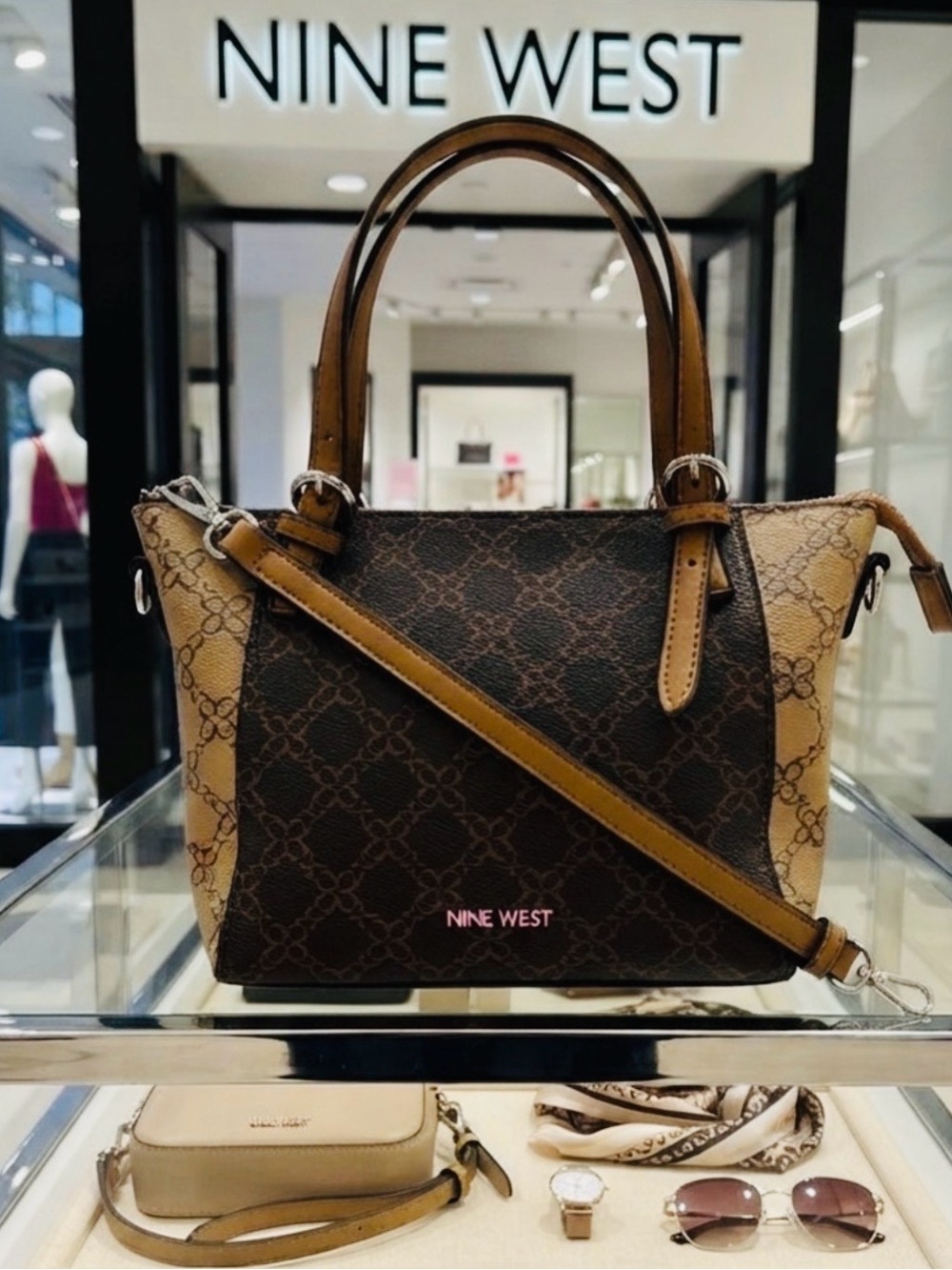 Nine West Coated Canvas EUC
Mini Satchel/Crossbody bag
clean interior LV vibe